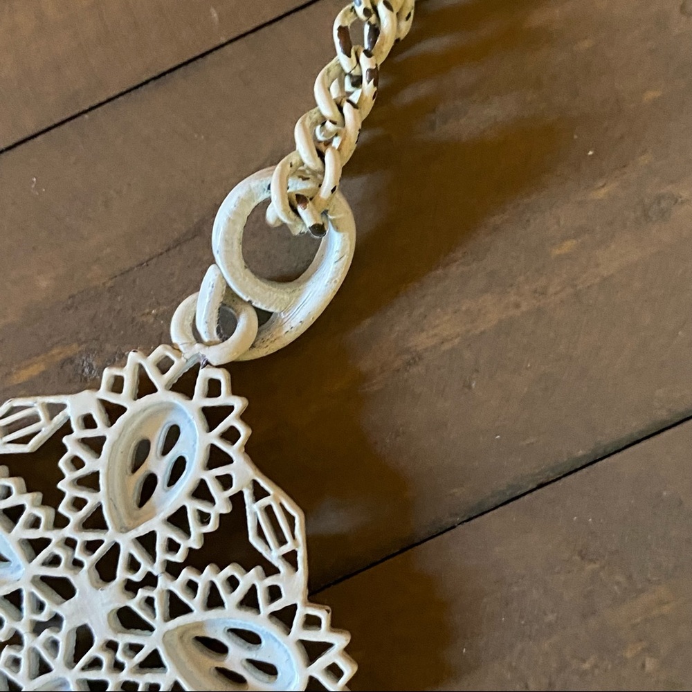 Vintage fringed white medallion pendant necklace - Picture 6 of 8